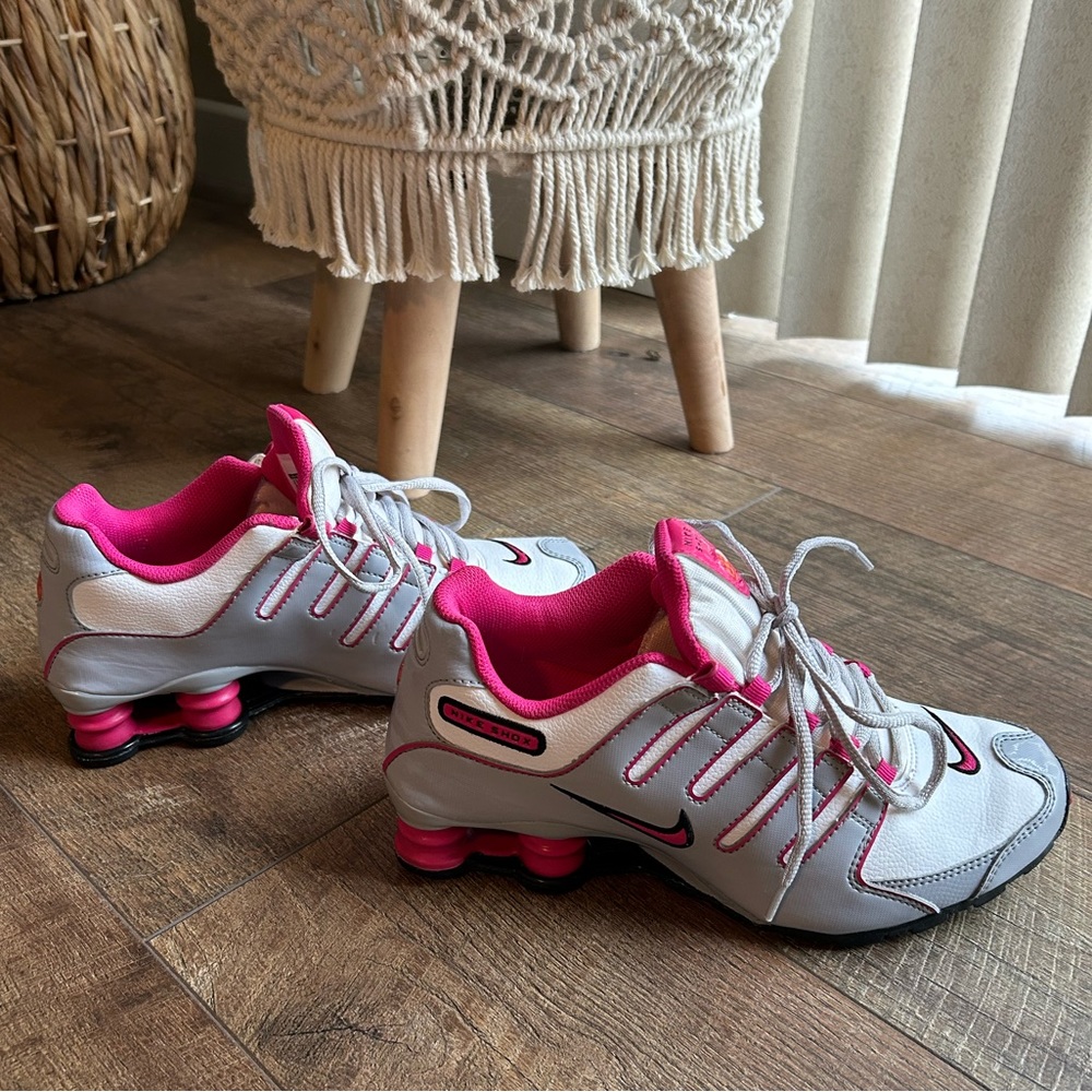 Youth Nike Shox White/Vivid Pink